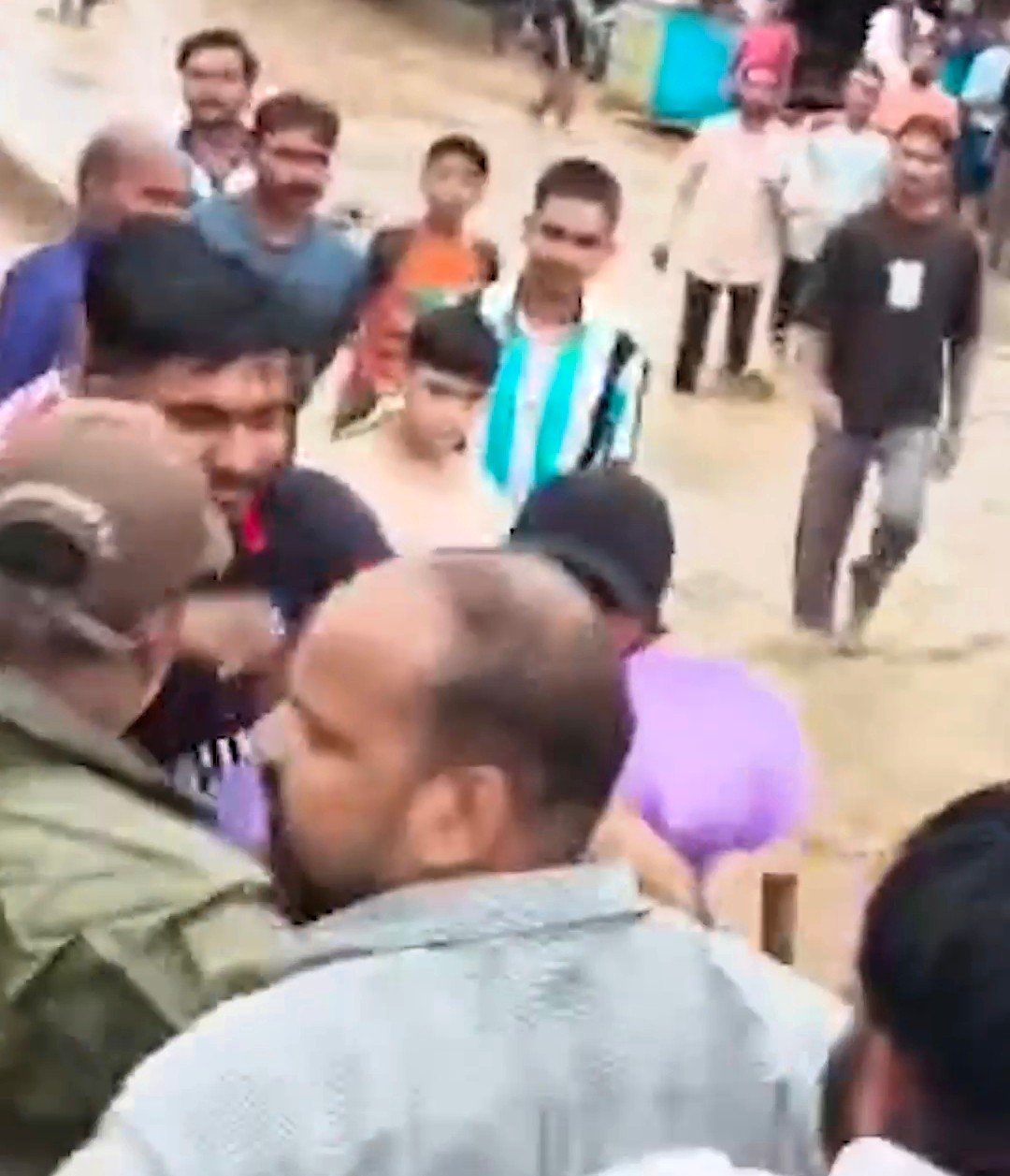 उत्तराखंड के बाजपुर में पुल के अधूरे निर्माण से आई बाढ़, गुस्साए भाजपा नेता व लोगों ने एएई के मुंह पर मिट्टी पोती और पीटा