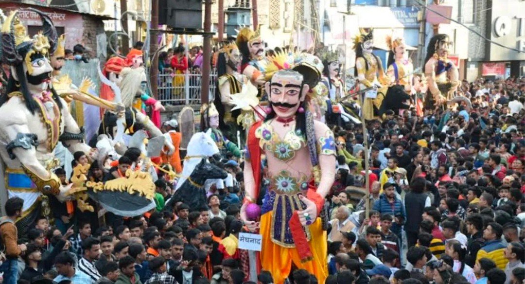 उत्तराखंड के शहरों में दशहरा पर रावण दहन की तैयारी हो रही है, वही अल्मोड़ा में रावण और रावण के पूरे परिवार का दहन किया जाएगा