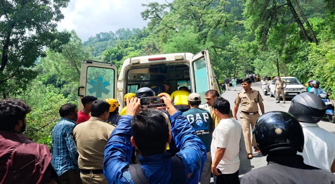 नैनीताल के ज्योलीकोट में सड़क हादसे में छह पर्यटकों की गाड़ी खाई में जा गिरी, दो की हालत गंभीर, SDRF ने सभी को किया रेस्क्यू
