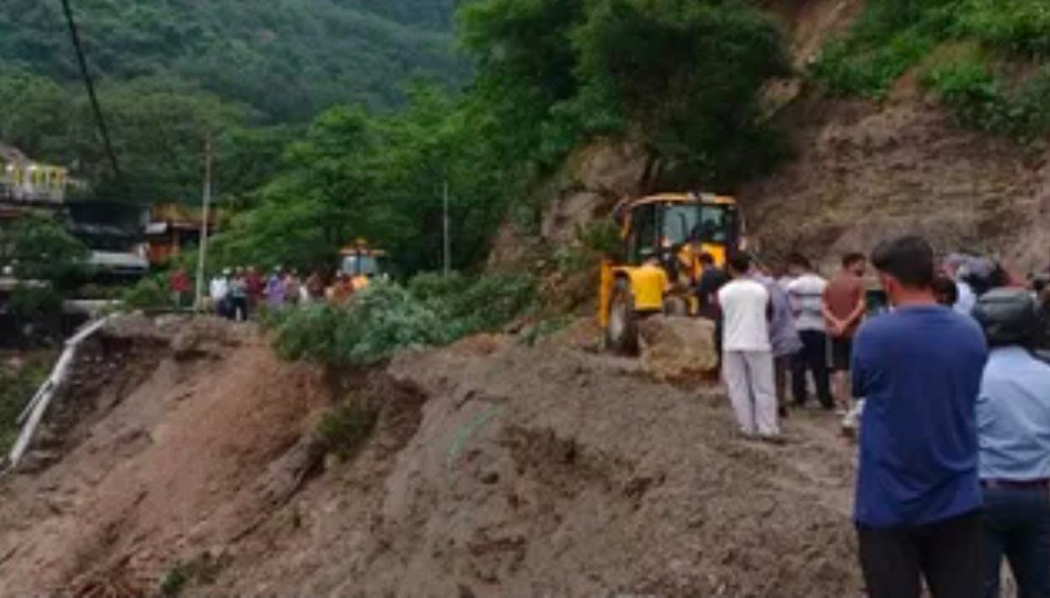 देहरादून में बरसात में खतरनाक हुआ मसूरी-देहरादून रूट, 24 घंटे निगरानी के निर्देश, भूस्खलन का खतरा
