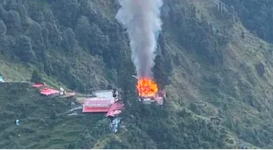 नवरात्र के बीच बागेश्वर के मां भगवती मंदिर में लगी आग, मुख्य मंदिर को पहुंचा भारी नुकसान