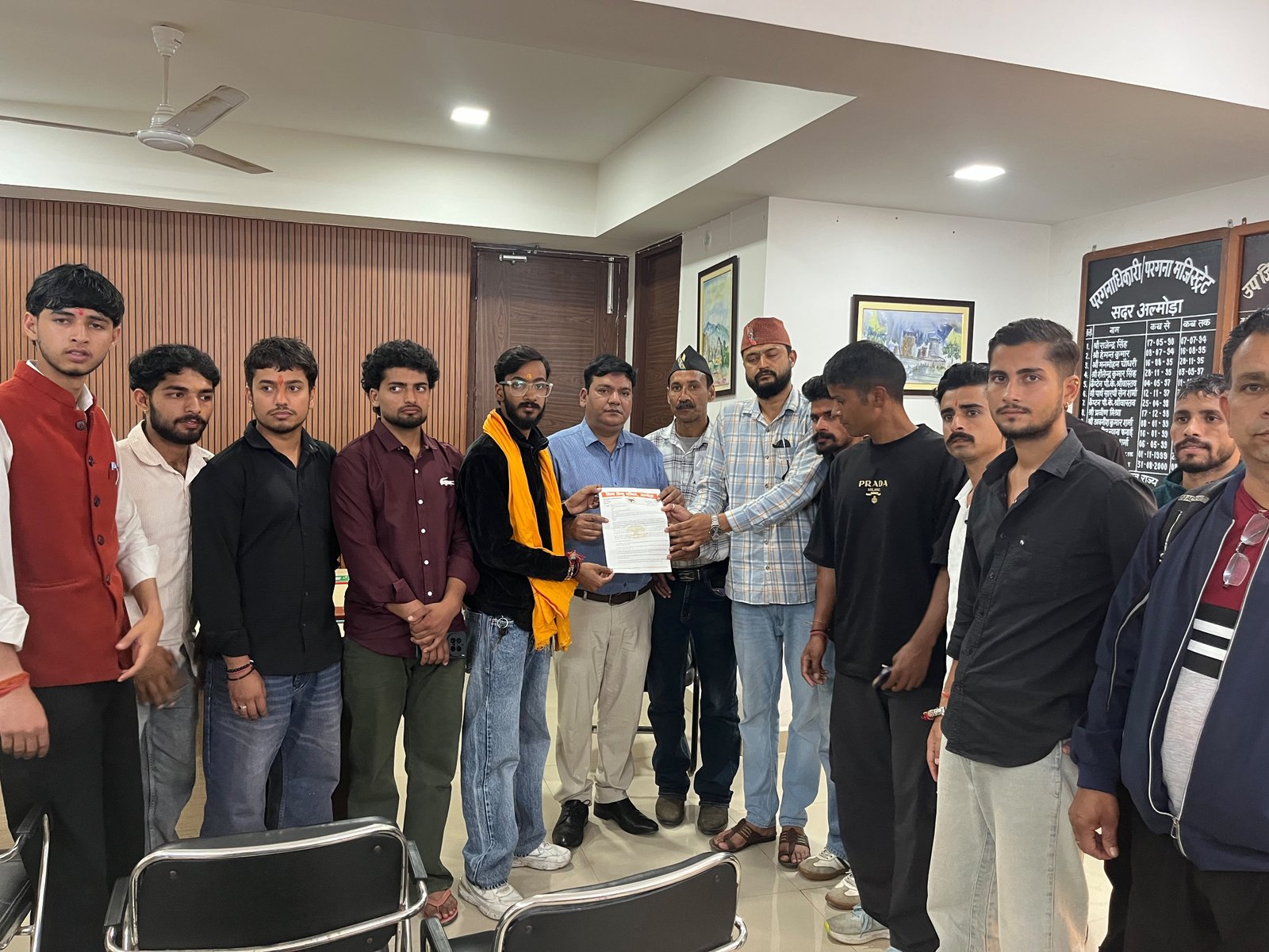 अल्मोड़ा में मोबाइल फोन में युवतियों की फोटो और आपत्तिजनक सामग्री मिलने लोगों में आक्रोश, बजरंग दल का आक्रोश