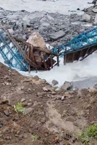 पिथौरागढ़ में भारी लैंडस्लाइड, कैलाश मानसरोवर यात्रा मार्ग का पुल टूटा, आज लौट रहा तीर्थयात्रियों का 9 वां जत्था