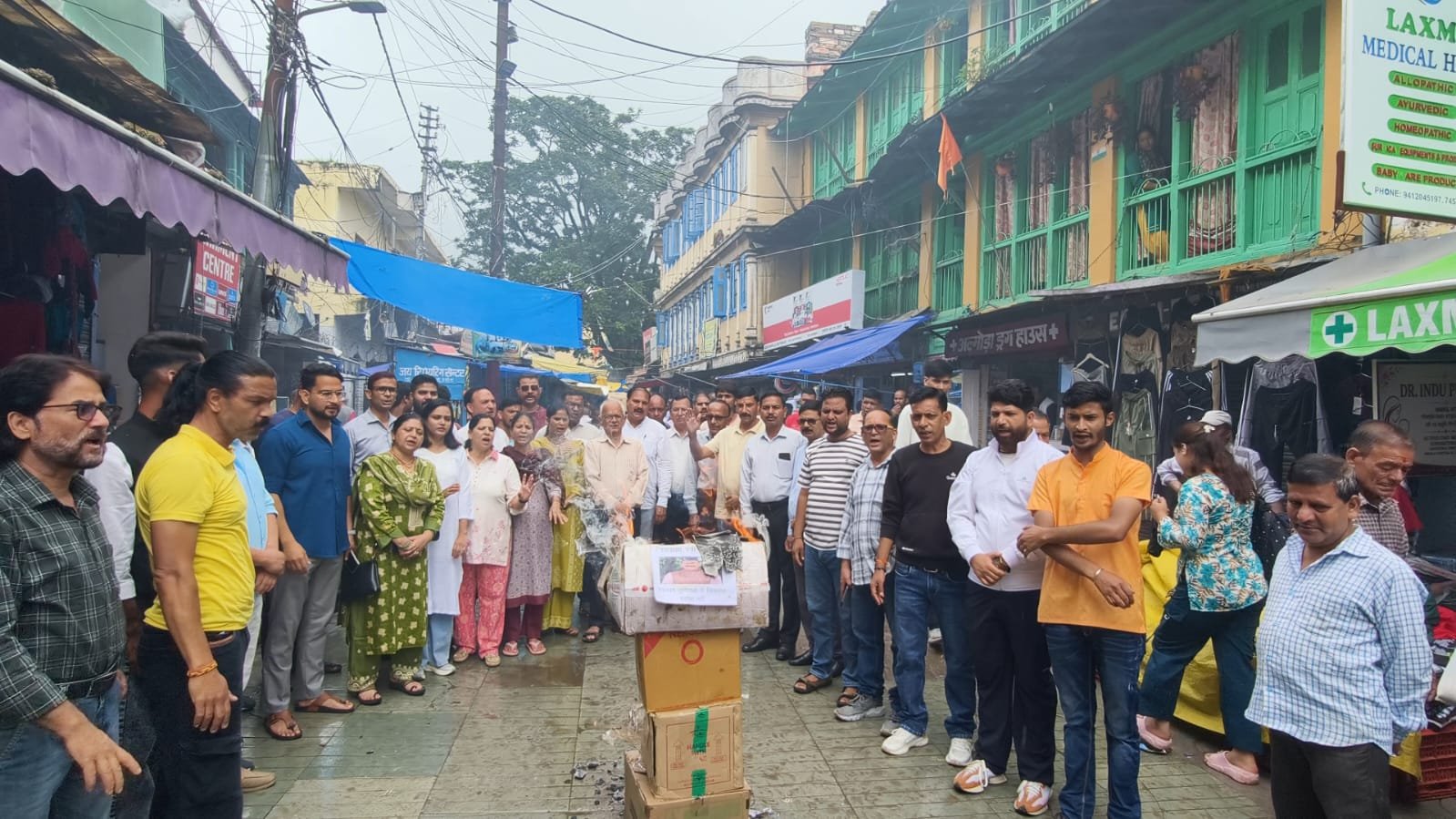 अल्मोड़ा में जिला चिकित्सालय को शिफ्ट करने के विरोध में कांग्रेस का पुतला दहन, सरकार को दी उग्र आंदोलन की चेतावनी