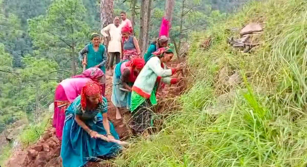 चमोली में शासन-प्रशासन की उपेक्षा से त्रस्त ग्रामीणों ने खुद उठाया सड़क निर्माण का जिम्मा, सिस्टम को आईना दिखाते ग्रामीण