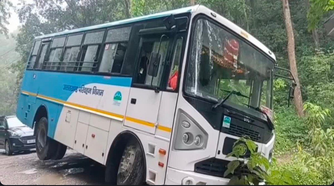 रामनगर में कार को बचाने के चक्कर में रोडवेज बस का बिगड़ा संतुलन, बाल-बाल बचे यात्री, मची चीख पुकार