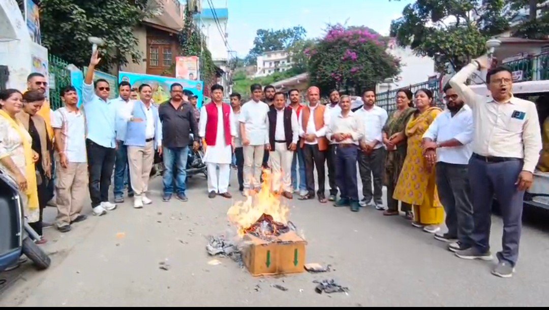 अल्मोड़ा में राहुल गांधी के अजीत डोभाल पर टिप्पणी के विरोध में भाजपा ने प्रदर्शन कर पुतला फूंका
