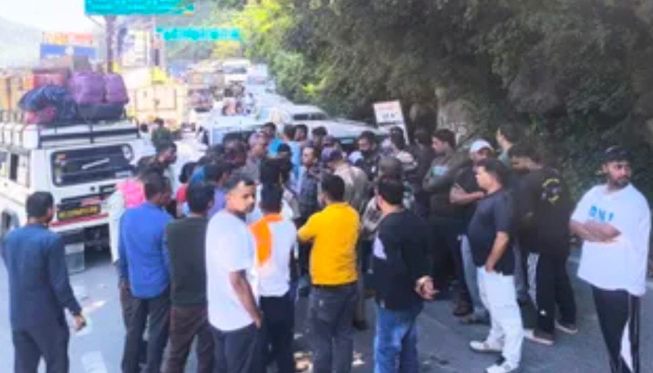 कैंची धाम में जाम से हाहाकार, थमे पहिए, भूखे-प्यासे घटों वाहनों में कैद हजारों श्रद्धालु और पर्यटक