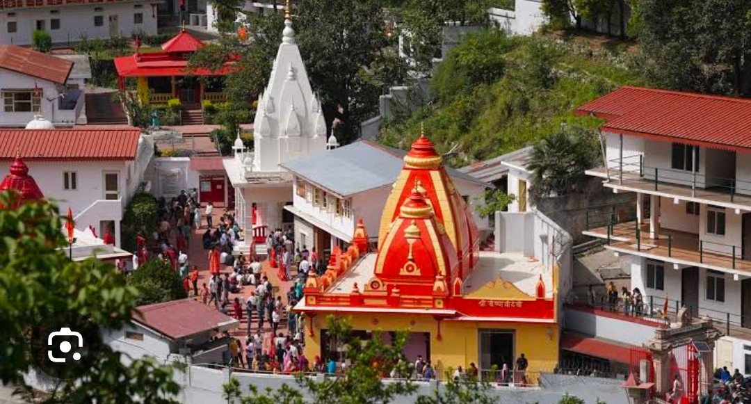 कैंची धाम में वीकेंड पर श्रद्धालुओं की भीड़, नैनीताल पुलिस ने संभाली यातायात व्यवस्था