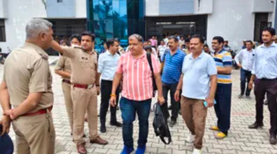 सितारगंज तहसील में कथित रिश्वतखोरी के मामले में खाली हाथ लौटी विजिलेंस, 20 घंटे बाद वरिष्ठ सहायक और संग्रह अमीन को छोड़ा