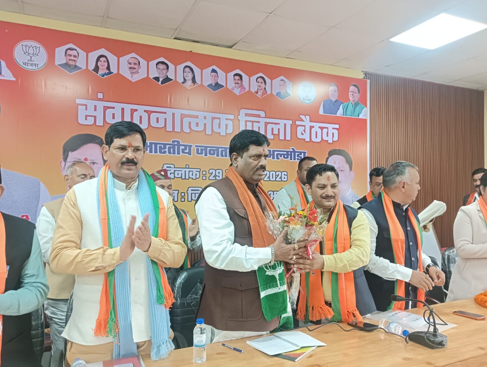 अल्मोड़ा में प्रदेश सह-प्रभारी डॉ. अरविंद मेनन ने कार्यकर्ताओं से संपर्क, संवाद, समन्वय, सहयोग और समर्पण के साथ संगठन मजबूत करने का आह्वान किया