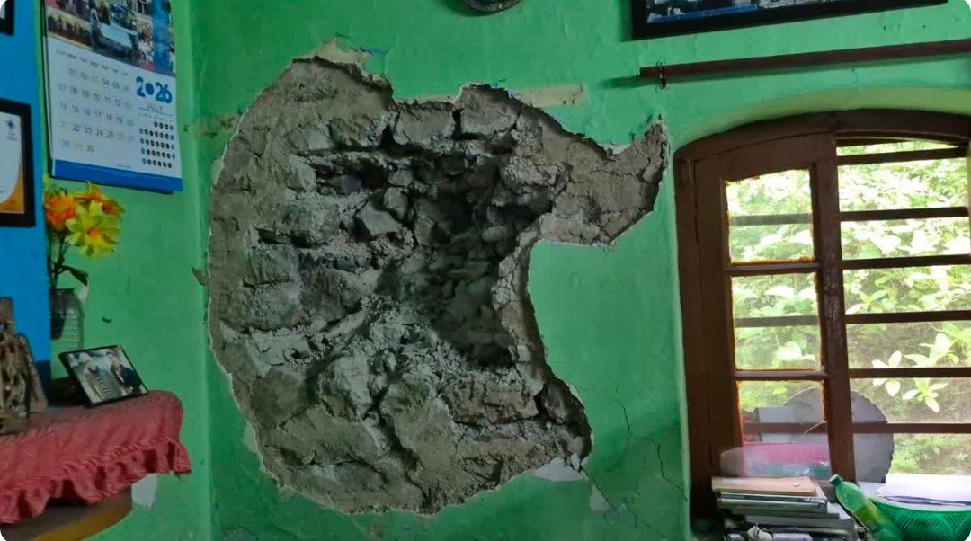मसूरी में एसडीएम ऑफिस कैंपस में भयंकर लैंडस्लाइड, कमरे की दीवार तोड़ घर के अंदर घुसी चट्टान