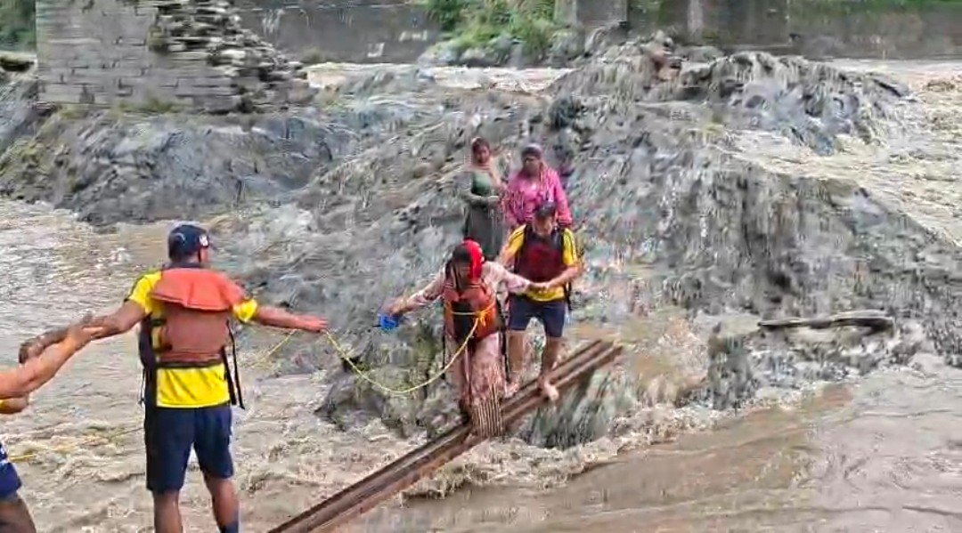 रुद्रप्रयाग में SDRF ने तिलवाड़ा में नदी के बीच टापू पर फंसी तीन महिलाओं का किया सफल रेस्क्यू