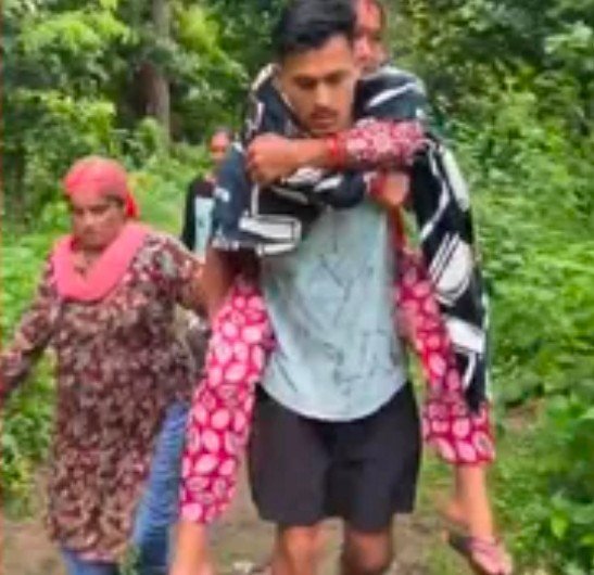 हल्द्वानी के हाल, गांव में सड़क नहीं, बीमार मां को एक किमी पीठ पर लाद अस्पताल पहुंचा बेटा