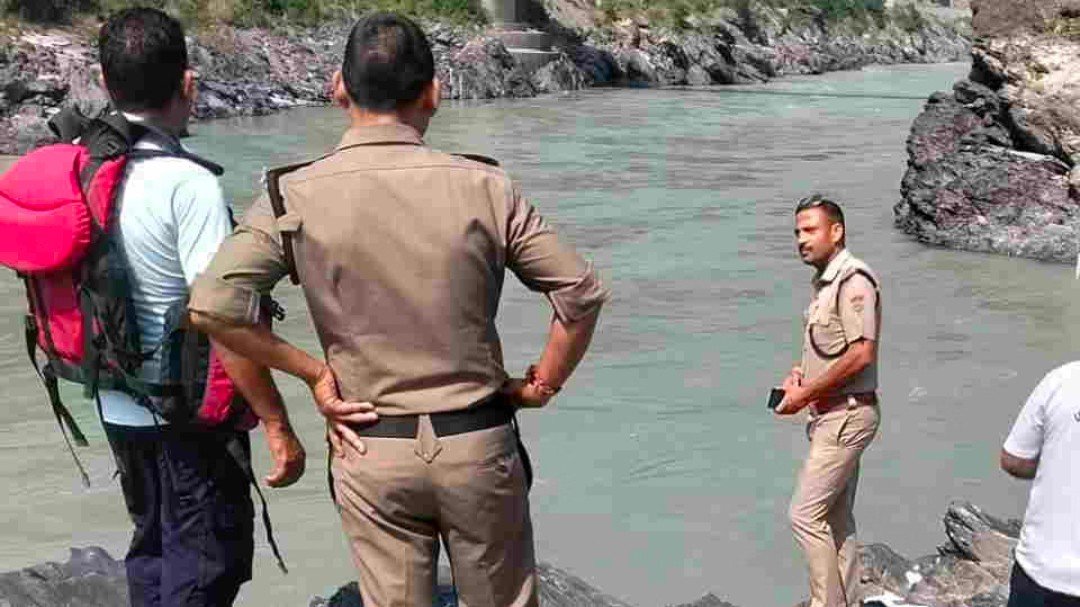 देवप्रयाग में संगम तट पर हादसा, दोस्त को बचाने की कोशिश में दूसरा युवक भी गंगा की तेज धारा में बहा