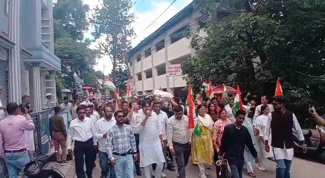 अल्मोड़ा में कांग्रेस का प्रदर्शन, राहुल गांधी की गिरफ्तारी के विरोध में  निकला जुलूस