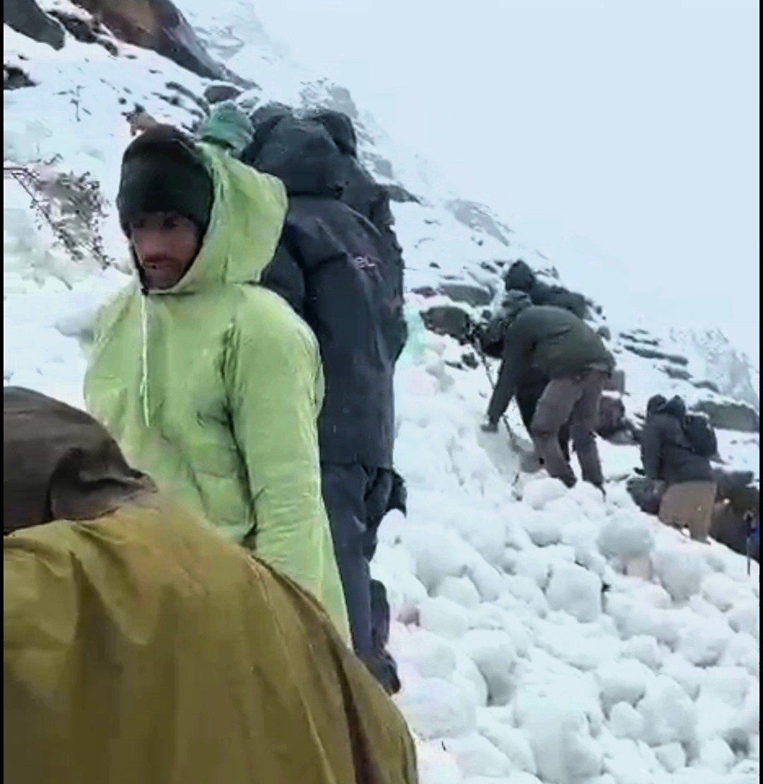 उत्तरकाशी में बर्फीले पहाड़ों में फंसे 136 ट्रैकर्स में विदेशी ट्रेकर्स भी, रेस्क्यू जारी प्रशासन अलर्ट मोड पर