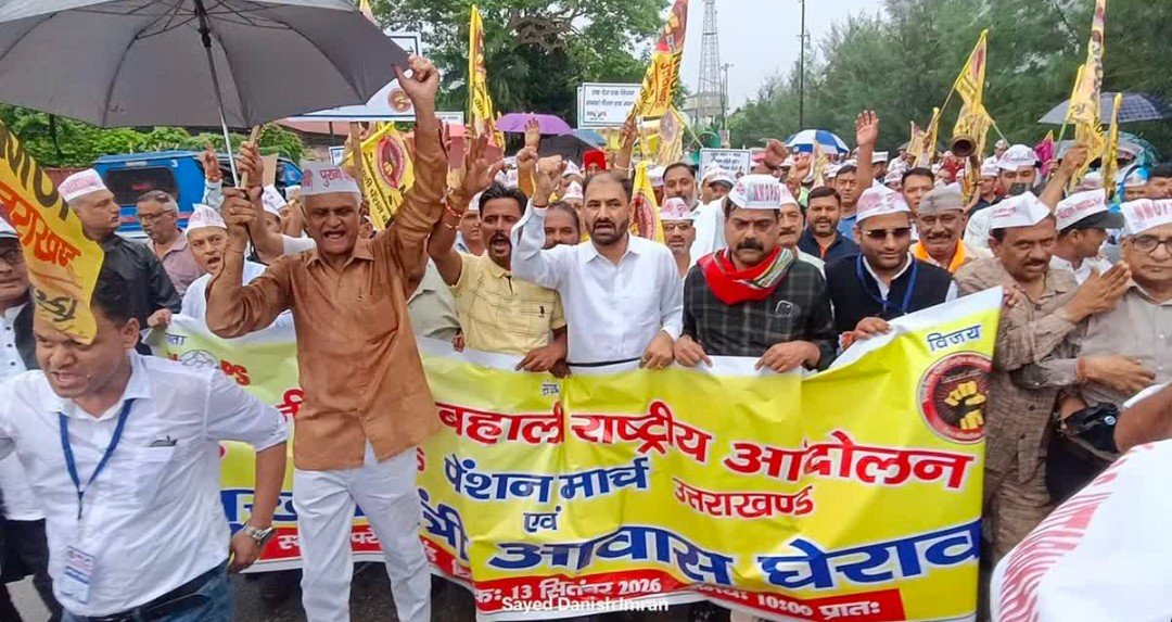 देहरादून में ओपीएस को लेकर हल्ला बोल, कर्मचारियों का सीएम आवास कूच, बारिश में भी जोश में